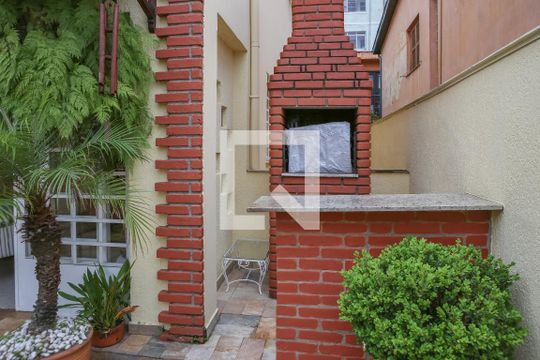 Comprar casa mobiliada em Perdizes com 3 quartos, varanda e aceita animais. — Varanda gourmet