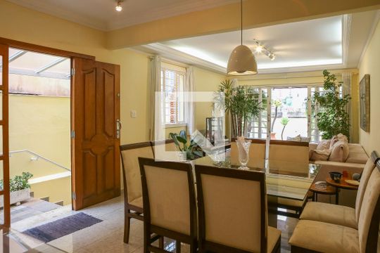 Comprar casa mobiliada em Perdizes com 3 quartos, varanda e aceita animais. — Sala