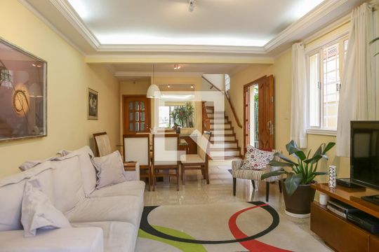 Comprar casa mobiliada em Perdizes com 3 quartos, varanda e aceita animais. — Sala