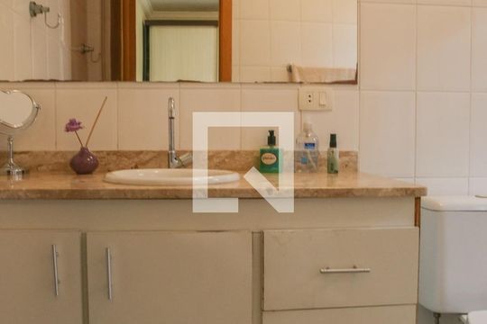 Comprar casa mobiliada em Perdizes com 3 quartos, varanda e aceita animais. — Banheiro da Suíte 2