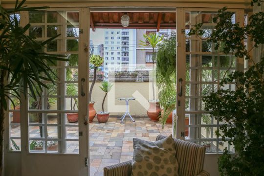 Comprar casa mobiliada em Perdizes com 3 quartos, varanda e aceita animais. — Vista da Sala