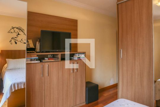 Comprar casa mobiliada em Perdizes com 3 quartos, varanda e aceita animais. — Suíte 1