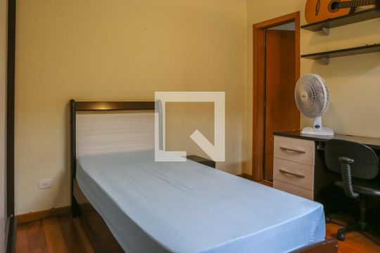 Comprar casa mobiliada em Perdizes com 3 quartos, varanda e aceita animais. — Suíte 2