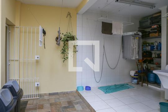 Comprar casa mobiliada em Perdizes com 3 quartos, varanda e aceita animais. — Área de Serviço e Quintal
