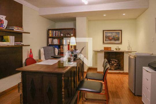 Comprar casa mobiliada em Perdizes com 3 quartos, varanda e aceita animais. — Escritório