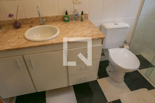 Comprar casa mobiliada em Perdizes com 3 quartos, varanda e aceita animais. — Banheiro da Suíte 2