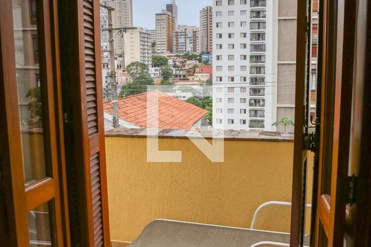 Comprar casa mobiliada em Perdizes com 3 quartos, varanda e aceita animais. — Vista da Suíte 1