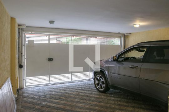 Comprar casa mobiliada em Perdizes com 3 quartos, varanda e aceita animais. — Garagem