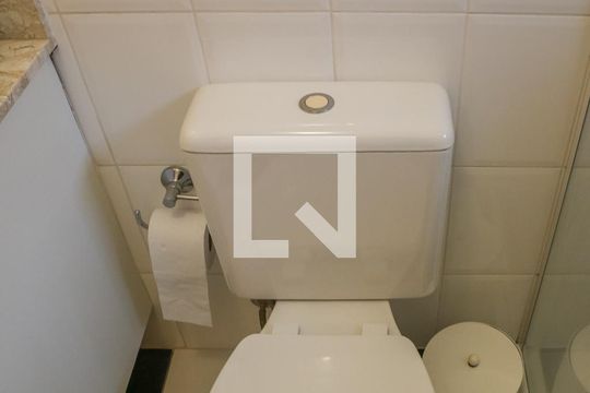 Comprar casa mobiliada em Perdizes com 3 quartos, varanda e aceita animais. — Banheiro da Suíte 1