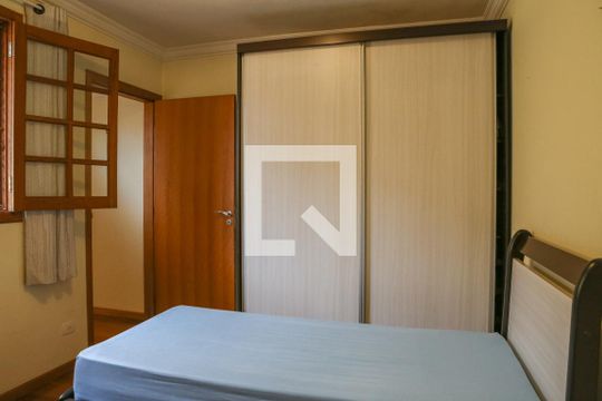 Comprar casa mobiliada em Perdizes com 3 quartos, varanda e aceita animais. — Suíte 2