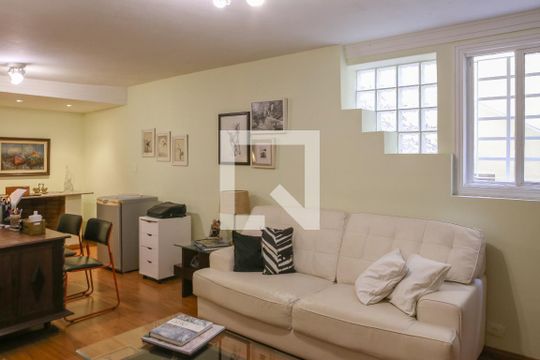 Comprar casa mobiliada em Perdizes com 3 quartos, varanda e aceita animais. — Escritório