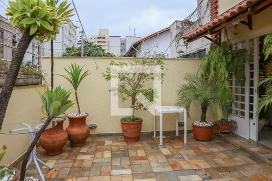 Comprar casa mobiliada em Perdizes com 3 quartos, varanda e aceita animais. — Varanda gourmet