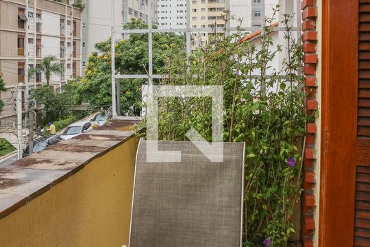 Comprar casa mobiliada em Perdizes com 3 quartos, varanda e aceita animais. — Sacada da Suíte 1
