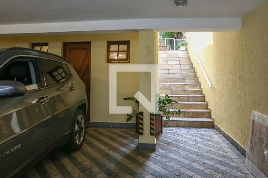 Comprar casa mobiliada em Perdizes com 3 quartos, varanda e aceita animais. — Garagem