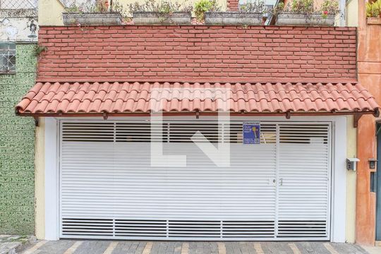 Comprar casa mobiliada em Perdizes com 3 quartos, varanda e aceita animais. — Fachada