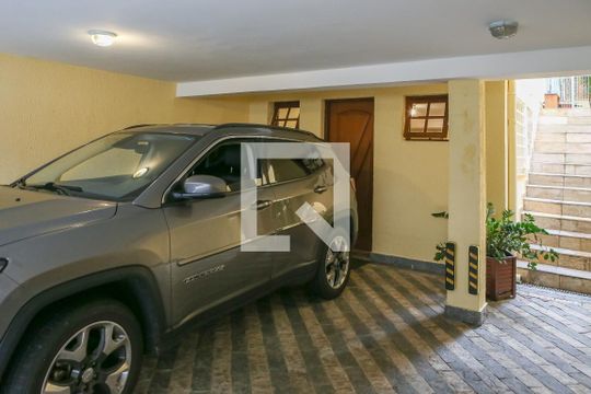 Comprar casa mobiliada em Perdizes com 3 quartos, varanda e aceita animais. — Garagem