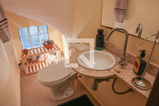 Comprar casa mobiliada em Perdizes com 3 quartos, varanda e aceita animais. — Lavabo