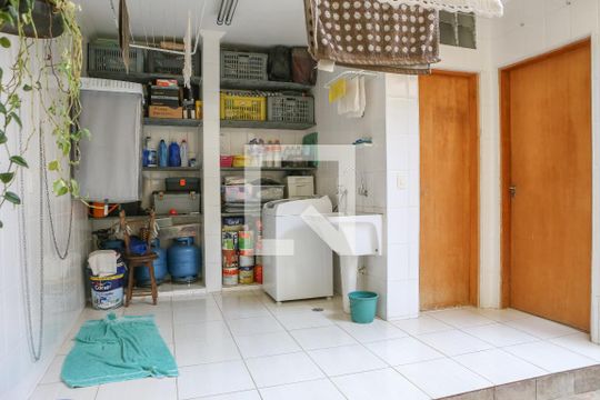 Comprar casa mobiliada em Perdizes com 3 quartos, varanda e aceita animais. — Área de Serviço e Quintal