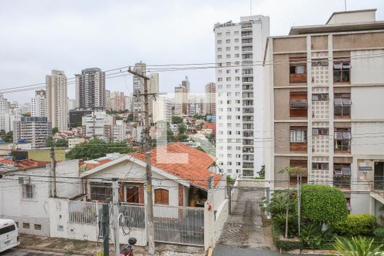 Comprar casa mobiliada em Perdizes com 3 quartos, varanda e aceita animais. — Vista da Suíte 1