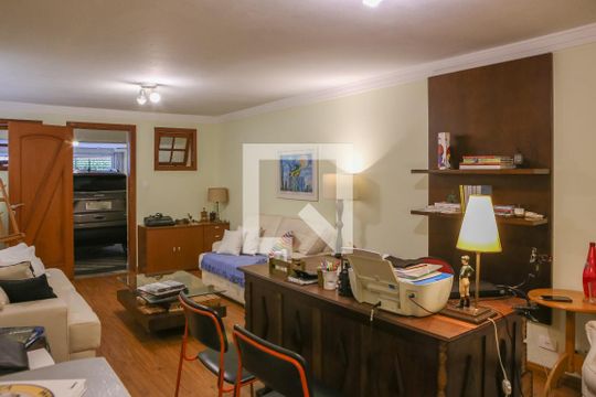 Comprar casa mobiliada em Perdizes com 3 quartos, varanda e aceita animais. — Escritório
