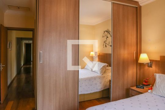 Comprar casa mobiliada em Perdizes com 3 quartos, varanda e aceita animais. — Suíte 1