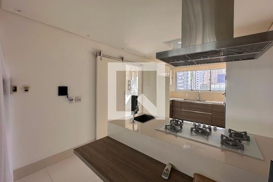 Venda de apartamento no Brooklin com 2 quartos e piscina no condomínio. — Cozinha