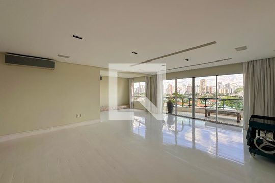 Venda de apartamento no Brooklin com 2 quartos e piscina no condomínio. — Sala