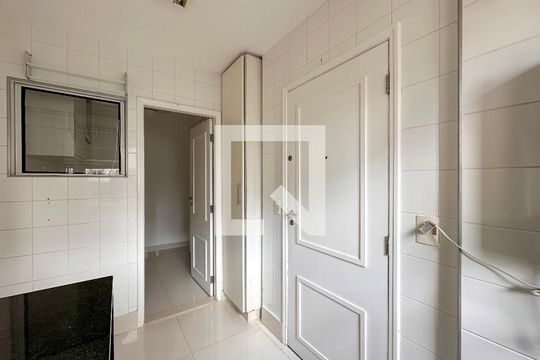 Venda de apartamento no Brooklin com 2 quartos e piscina no condomínio. — Área de Serviço