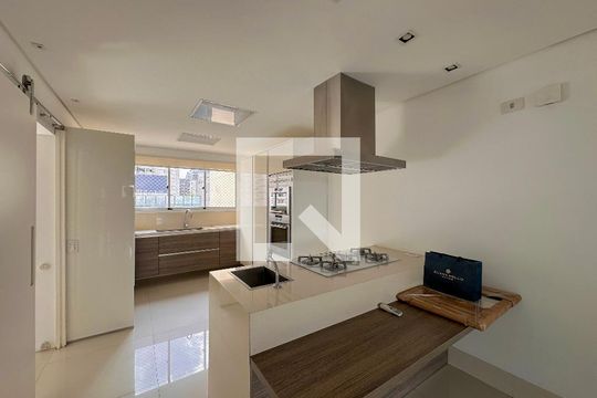 Venda de apartamento no Brooklin com 2 quartos e piscina no condomínio. — Cozinha