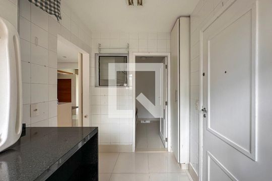 Venda de apartamento no Brooklin com 2 quartos e piscina no condomínio. — Área de Serviço