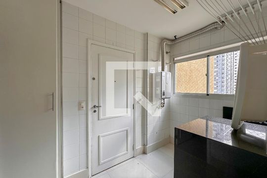Venda de apartamento no Brooklin com 2 quartos e piscina no condomínio. — Área de Serviço