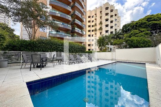 Venda de apartamento no Brooklin com 2 quartos e piscina no condomínio. — Piscina