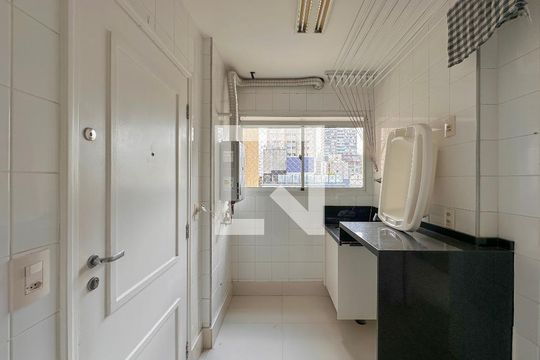 Venda de apartamento no Brooklin com 2 quartos e piscina no condomínio. — Área de Serviço