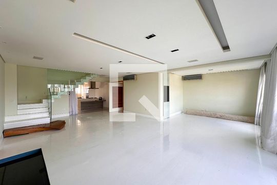Venda de apartamento no Brooklin com 2 quartos e piscina no condomínio. — Sala