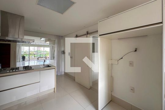 Venda de apartamento no Brooklin com 2 quartos e piscina no condomínio. — Cozinha