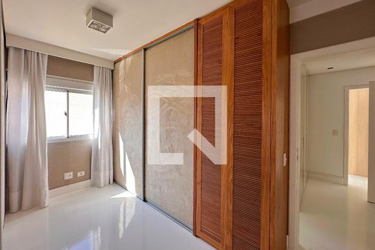 Venda de apartamento no Brooklin com 2 quartos e piscina no condomínio. — Closet Suíte 2