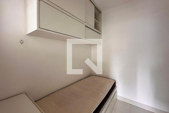 Venda de apartamento no Brooklin com 2 quartos e piscina no condomínio. — Quarto de Serviço