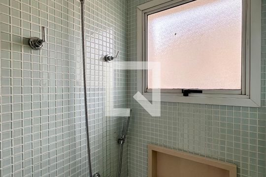 Venda de apartamento no Brooklin com 2 quartos e piscina no condomínio. — Detalhe Banheiro Suíte 1