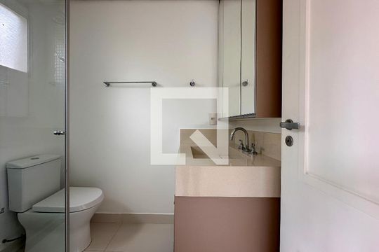 Venda de apartamento no Brooklin com 2 quartos e piscina no condomínio. — Banheiro Suíte 1