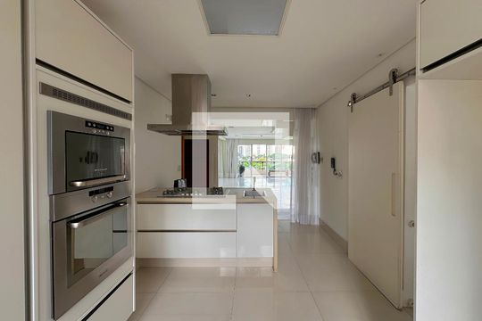 Venda de apartamento no Brooklin com 2 quartos e piscina no condomínio. — Cozinha