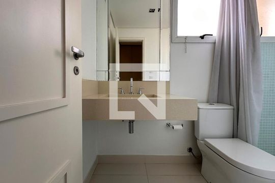 Venda de apartamento no Brooklin com 2 quartos e piscina no condomínio. — Lavabo/ Banheiro Social
