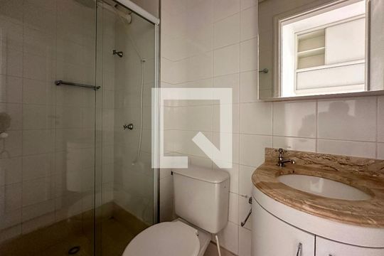 Venda de apartamento no Brooklin com 2 quartos e piscina no condomínio. — Banheiro de Serviço