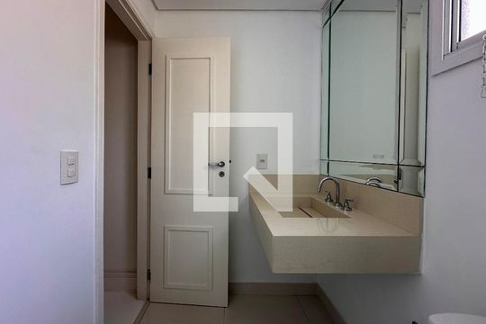 Venda de apartamento no Brooklin com 2 quartos e piscina no condomínio. — Lavabo/ Banheiro Social