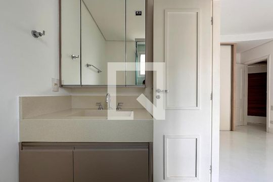 Venda de apartamento no Brooklin com 2 quartos e piscina no condomínio. — Banheiro Suíte 1