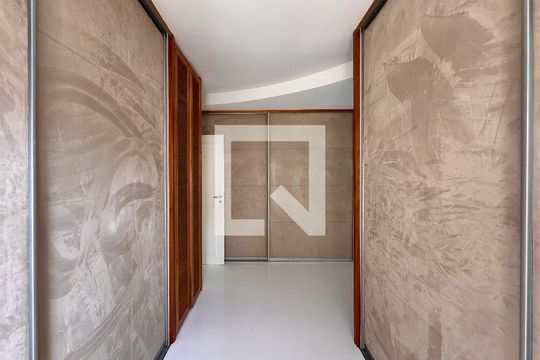 Venda de apartamento no Brooklin com 2 quartos e piscina no condomínio. — Closet Suíte 2