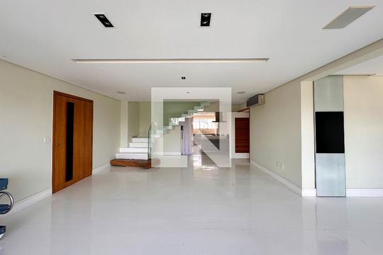 Venda de apartamento no Brooklin com 2 quartos e piscina no condomínio. — Sala