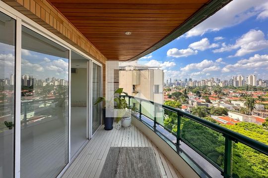 Venda de apartamento no Brooklin com 2 quartos e piscina no condomínio. — Sacada