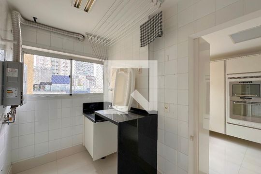 Venda de apartamento no Brooklin com 2 quartos e piscina no condomínio. — Área de Serviço