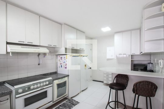 Apartamento à venda, com 130 m², 3 quartos e 2 vagas — Cozinha