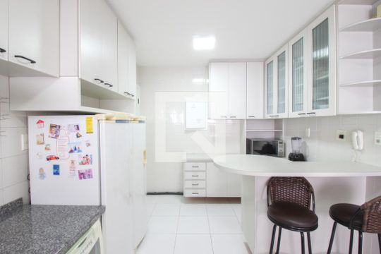 Apartamento à venda, com 130 m², 3 quartos e 2 vagas — Cozinha
